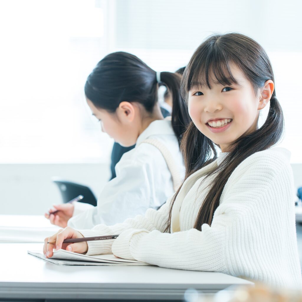 笑顔で勉強する子ども