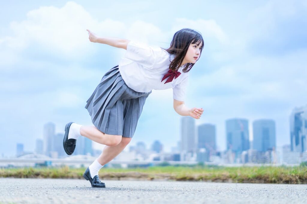 走り出している中学生の女性