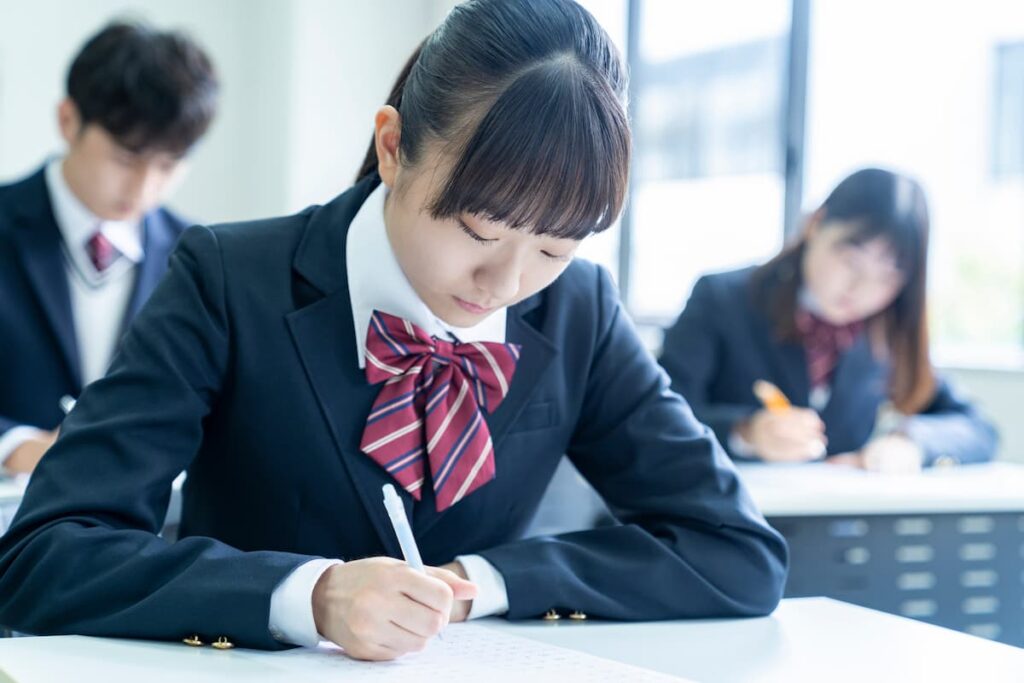 受験勉強をする中学生の生徒たち