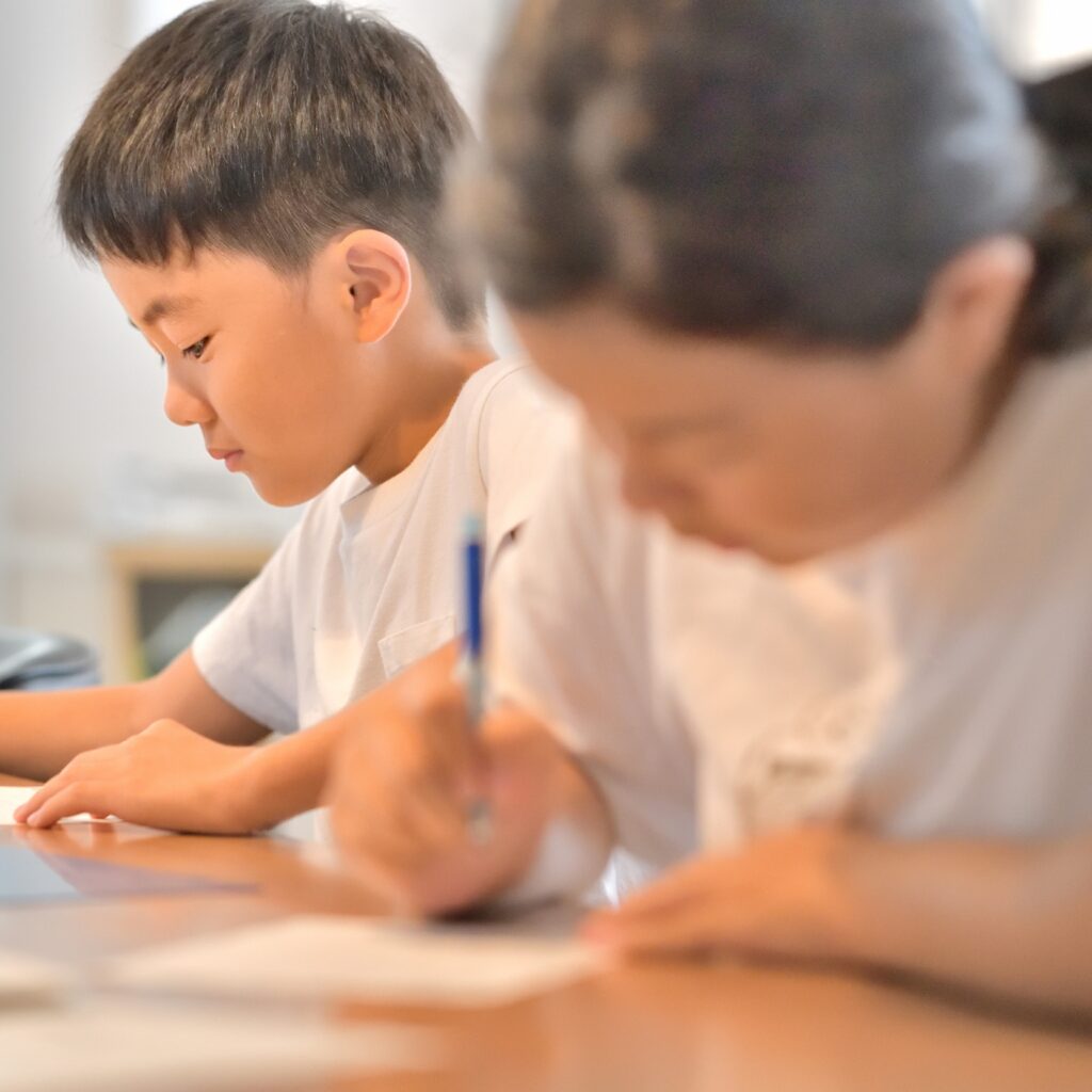字を書く子供たち