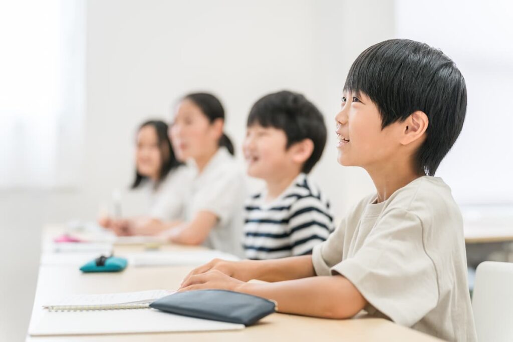 笑顔で勉強する子ども
