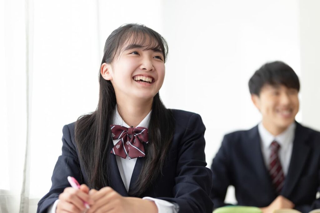 笑顔で勉強する高校生